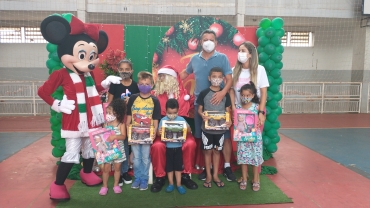 Foto 115: Personagens encantam crianças durante a entrega dos presentes de Natal