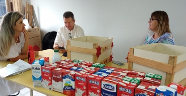 Foto 5: Empresas e comunidade doam alimentos que serão destinados para famílias carentes