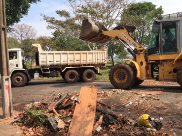 Foto 11: Prefeitura recolhe toneladas de entulhos durante o bota fora. Fique atento: está em vigor a Lei da caçamba.