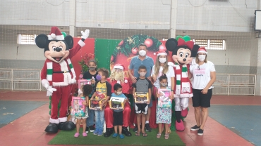 Foto 119: Personagens encantam crianças durante a entrega dos presentes de Natal