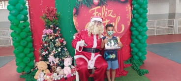 Foto 62: Personagens encantam crianças durante a entrega dos presentes de Natal