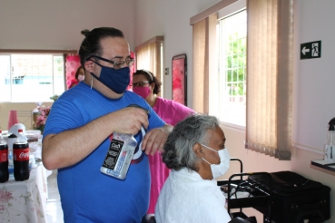 Foto 25: Fundo Social de Solidariedade de Quatá promove Dia da Beleza