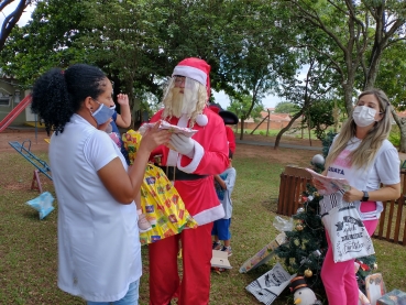 Foto 153: Personagens encantam crianças durante a entrega dos presentes de Natal