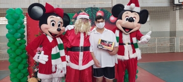 Foto 31: Personagens encantam crianças durante a entrega dos presentes de Natal