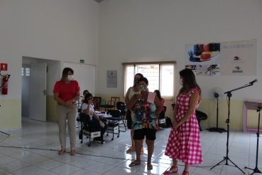 Foto 5: Fundo Social de Solidariedade de Quatá promove Dia da Beleza