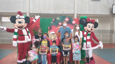 Foto 122: Personagens encantam crianças durante a entrega dos presentes de Natal