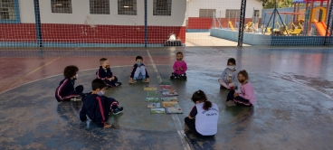 Foto 12: Alunos da Escola Gagliardi participam do Projeto Viajando na Leitura e visitam a Biblioteca Municipal 