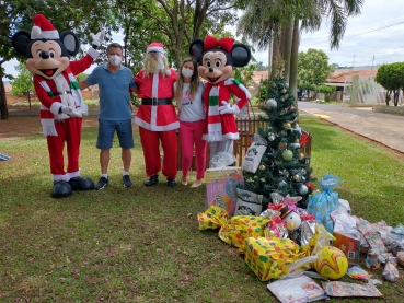 Foto 150: Personagens encantam crianças durante a entrega dos presentes de Natal