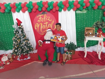 Foto 23: Papai Noel, Patati & Patatá alegram a entrega de presentes de Natal