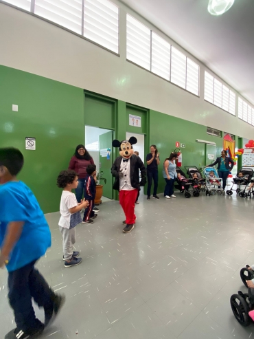 Foto 7: Trio Elétrico e personagens visitam Escolas e Creches municipais em comemoração à semana das crianças