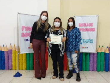 Foto 6: Entrega de certificados dos Cursos de Panificação e Maquiagem