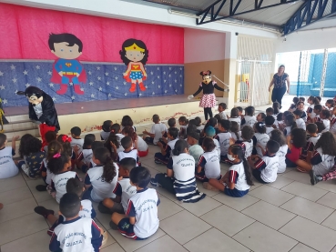 Foto 42: Trio Elétrico e personagens visitam Escolas e Creches municipais em comemoração à semana das crianças