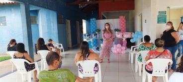 Foto 2: Entrega de Kit de enxoval de bebê para as futuras mamães atendidas pelos programas do CRAS