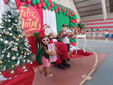 Foto 54: Papai Noel, Patati & Patatá alegram a entrega de presentes de Natal