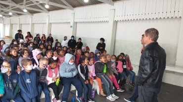 Foto 52: Novos uniformes de inverno e calçados são entregues para os alunos da Rede Municipal de Quatá