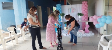 Foto 21: Entrega de Kit de enxoval de bebê para as futuras mamães atendidas pelos programas do CRAS