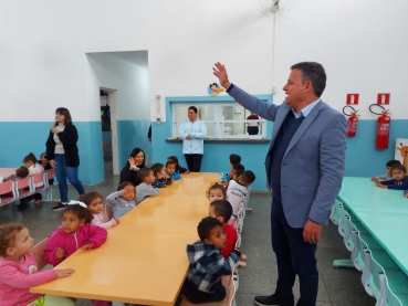 Foto 26: Novos uniformes de inverno e calçados são entregues para os alunos da Rede Municipal de Quatá