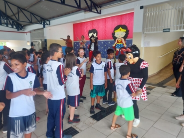 Foto 41: Trio Elétrico e personagens visitam Escolas e Creches municipais em comemoração à semana das crianças