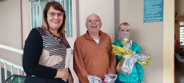 Foto 30: Ainda sobre a Páscoa.....Prefeitura realiza entrega de chocolates 