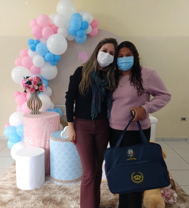 Foto 1: Entrega de Kit de enxoval de bebê para as futuras mamães atendidas pelos programas do CRAS