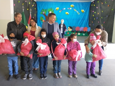 Foto 67: Novos uniformes de inverno e calçados são entregues para os alunos da Rede Municipal de Quatá