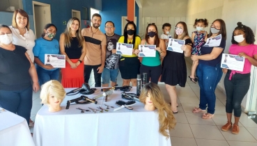 Foto 10: Mais de 70 pessoas recebem certificados de cursos proporcionados pela Prefeitura