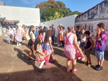 Foto 8: Quadrilha anima Festa Julina do Centro Comunitário
