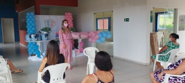 Foto 4: Entrega de Kit de enxoval de bebê para as futuras mamães atendidas pelos programas do CRAS