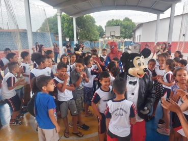 Foto 58: Trio Elétrico e personagens visitam Escolas e Creches municipais em comemoração à semana das crianças
