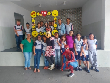 Foto 53: Trio Elétrico e personagens visitam Escolas e Creches municipais em comemoração à semana das crianças