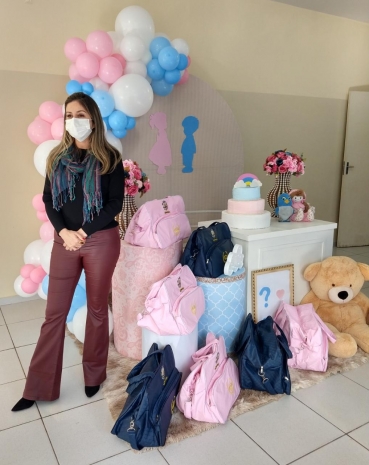 Foto 2: Entrega de Kit de enxoval de bebê para as futuras mamães atendidas pelos programas do CRAS