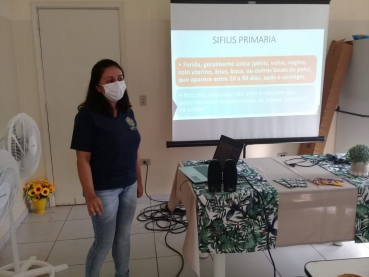 Foto 10: Palestra sobre doenças sexualmente transmissíveis marca reunião do grupo de convivência