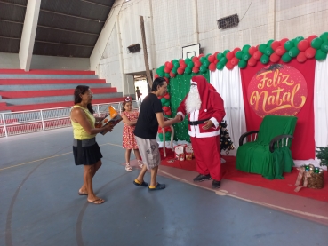 Foto 10: Papai Noel, Patati & Patatá alegram a entrega de presentes de Natal