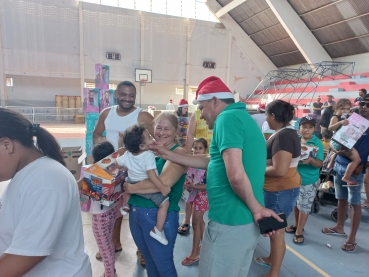 Foto 37: Papai Noel, Patati & Patatá alegram a entrega de presentes de Natal