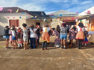 Foto 34: Quadrilha anima Festa Julina do Centro Comunitário