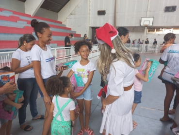 Foto 56: Papai Noel, Patati & Patatá alegram a entrega de presentes de Natal