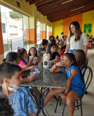 Foto 8: Lanchinho especial para alunos do Centro Comunitário