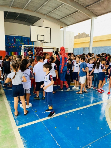 Foto 74: Trio Elétrico e personagens visitam Escolas e Creches municipais em comemoração à semana das crianças