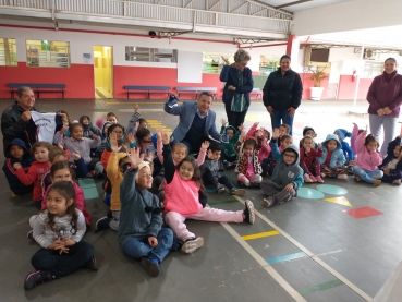 Foto 15: Novos uniformes de inverno e calçados são entregues para os alunos da Rede Municipal de Quatá