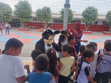 Foto 59: Trio Elétrico e personagens visitam Escolas e Creches municipais em comemoração à semana das crianças