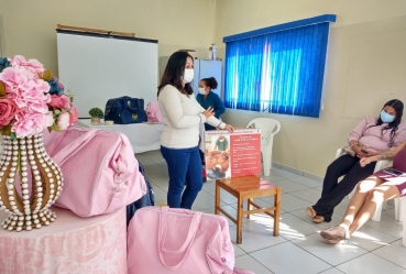 Foto 6: Entrega de Kit de enxoval de bebê para as futuras mamães atendidas pelos programas do CRAS