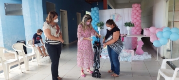 Foto 70: Entrega de Kit de enxoval de bebê para as futuras mamães atendidas pelos programas do CRAS