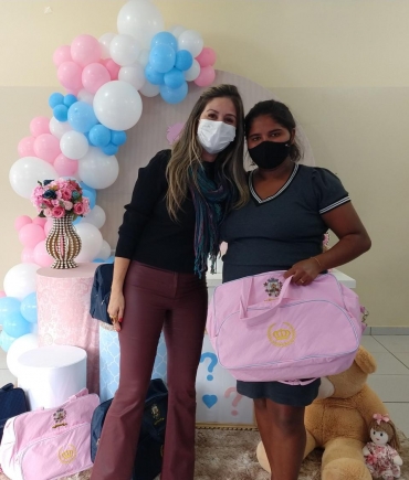 Foto 10: Entrega de Kit de enxoval de bebê para as futuras mamães atendidas pelos programas do CRAS