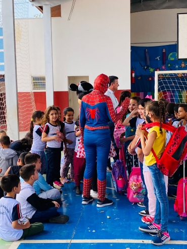 Foto 77: Trio Elétrico e personagens visitam Escolas e Creches municipais em comemoração à semana das crianças