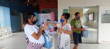 Foto 75: Entrega de Kit de enxoval de bebê para as futuras mamães atendidas pelos programas do CRAS