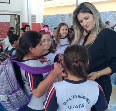 Foto 10: Trio Elétrico e personagens visitam Escolas e Creches municipais em comemoração à semana das crianças