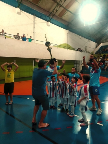 Foto 7: CAQ: CAMPEÃO DO CAMPENATO DE FUTSAL com a equipe Sub - 07 e VICE a equipe Sub - 15