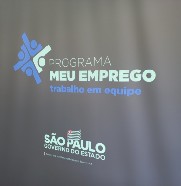 Foto 2: Quataenses recebem certificado de conclusão pelo Programa Meu Emprego: Trabalho em Equipe