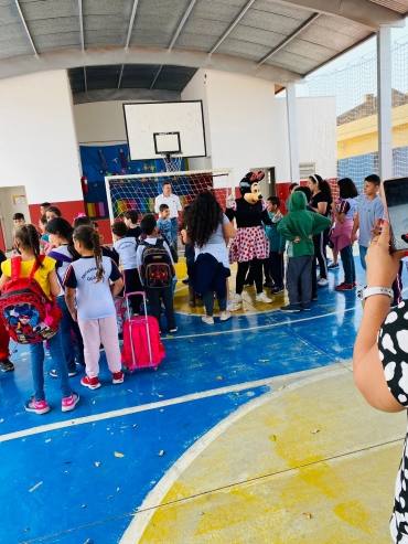 Foto 69: Trio Elétrico e personagens visitam Escolas e Creches municipais em comemoração à semana das crianças