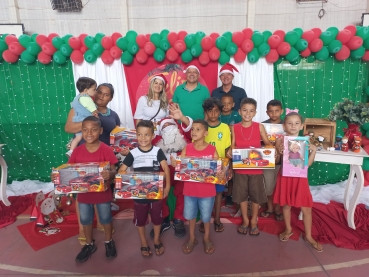 Foto 49: Papai Noel, Patati & Patatá alegram a entrega de presentes de Natal